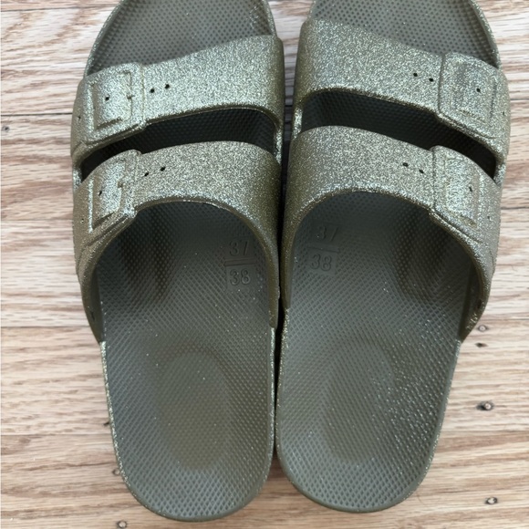 Freedom Moses Vela gold glitter slides sandals - Picture 4 of 5